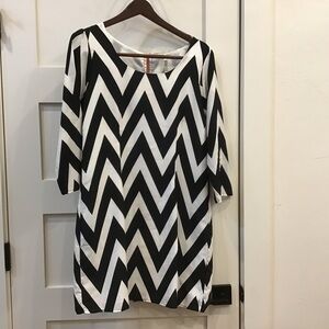 🖤 Chic Black & White Chevron Dress w/ Bold Orange Back Zipper – Size M (Estimat
